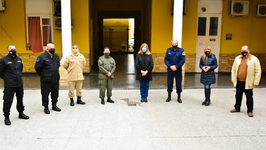 Las ministras de Gobierno y Justicia, Rosario Romero y de Salud, Sonia Velázquez y el jefe de Policía, comisario general Gustavo Maslein, mantuvieron una reunión con los jefes de las Fuerzas Federales para coordinar operativos de control en el marco de las restricciones sanitarias. Las ministras de Gobierno y Justicia, Rosario Romero y de Salud, Sonia Velázquez y el jefe de Policía, comisario general Gustavo Maslein, mantuvieron una reunión con los jefes de las Fuerzas Federales para coordinar operativos de control en el marco de las restricciones sanitarias.
