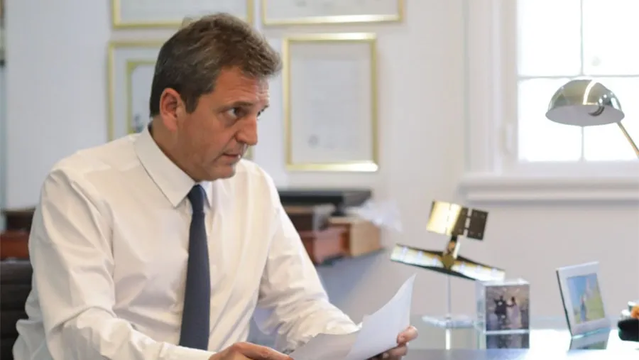 Sergio Massa analiza alternativas frente al dólar: una de ellas es la extender los beneficios del “dólar soja” a todos los sectores exportadores. Sergio Massa analiza alternativas frente al dólar: una de ellas es la extender los beneficios del “dólar soja” a todos los sectores exportadores.