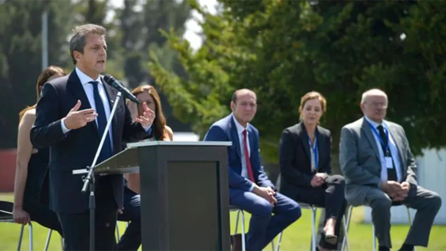 Massa encara su segundo trimestre al mando del timón económico con el desafío de construir un puente hasta el próximo ingreso de divisas de la cosecha gruesa. Massa encara su segundo trimestre al mando del timón económico con el desafío de construir un puente hasta el próximo ingreso de divisas de la cosecha gruesa.