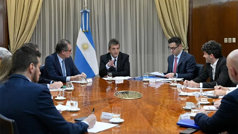 El ministro Sergio Massa en uno de los tantos encuentros con líderes empresarios en busca de un acuerdo de precios. El ministro Sergio Massa en uno de los tantos encuentros con líderes empresarios en busca de un acuerdo de precios.