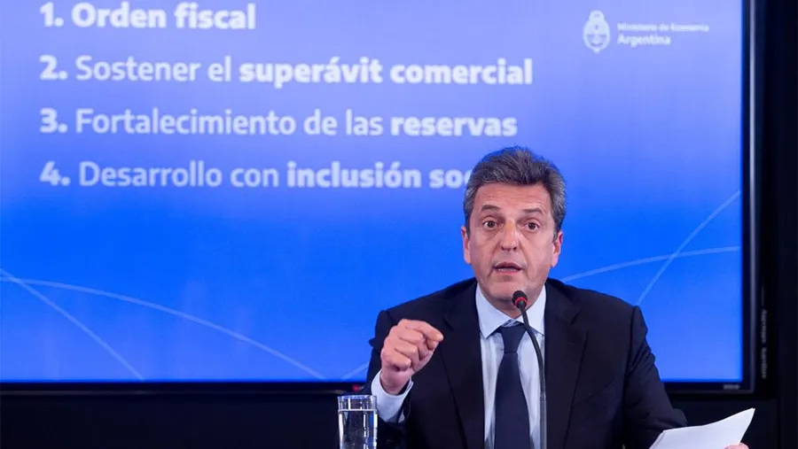 El ministro de Economía, Sergio Massa, explicando los primeros lineamientos del programa económico. El ministro de Economía, Sergio Massa, explicando los primeros lineamientos del programa económico.