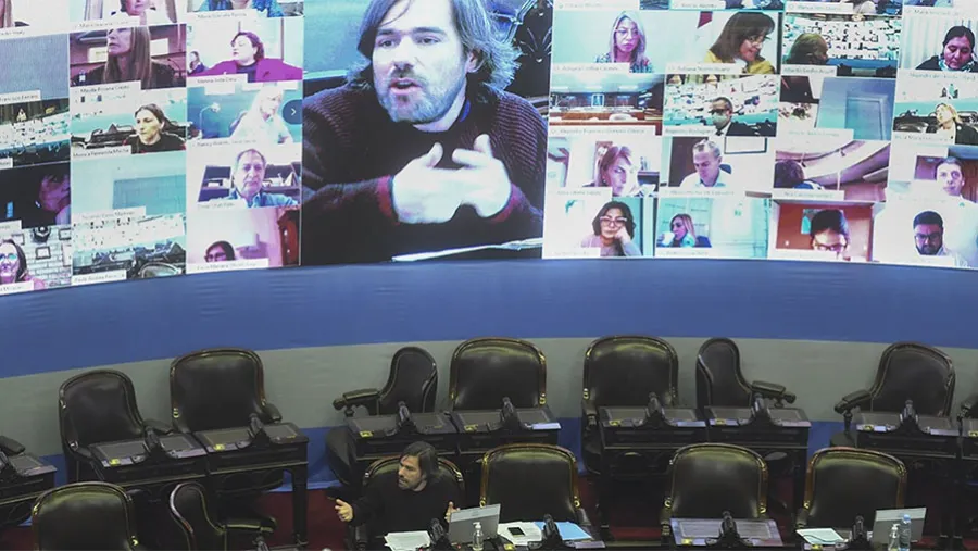 Con el dictamen de consenso alcanzado el martes pasado, la Cámara baja está en condiciones de debatir en el “plenario virtual” el proyecto del Poder Ejecutivo. Con el dictamen de consenso alcanzado el martes pasado, la Cámara baja está en condiciones de debatir en el “plenario virtual” el proyecto del Poder Ejecutivo.