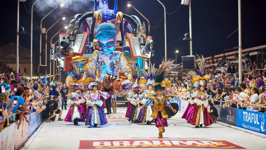 La comparsa Papelitos (Club Juventud Unida) abrirá esta sexta noche del Carnaval del País en el Corsódromo de Gualeguaychú. Fotografía: Prensa del Carnaval. La comparsa Papelitos (Club Juventud Unida) abrirá esta sexta noche del Carnaval del País en el Corsódromo de Gualeguaychú. Fotografía: Prensa del Carnaval.