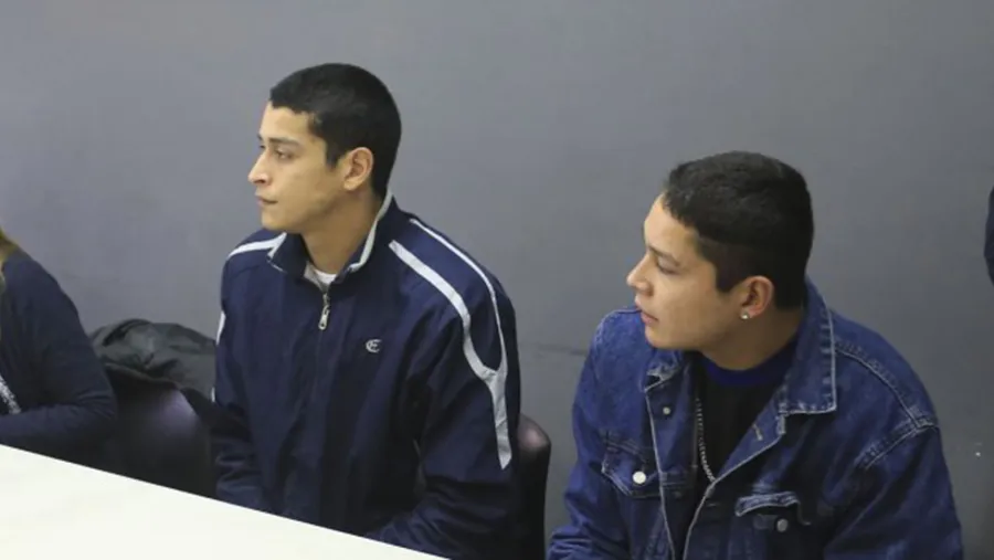 Los hermanos Alexis y Brian Siboldi están bajo prisión domiciliaria en el barrio Paracao, pero los vecinos reclaman que sean trasladados a otra zona. Los hermanos Alexis y Brian Siboldi están bajo prisión domiciliaria en el barrio Paracao, pero los vecinos reclaman que sean trasladados a otra zona.