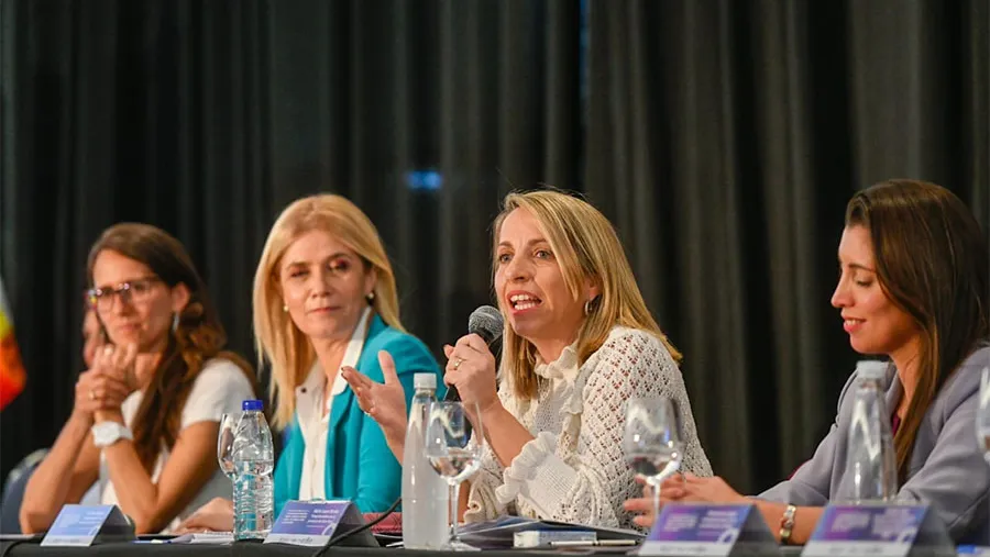 La vicegobernadora disertó en el panel “La sociedad del cuidado: desafíos políticos para el presente”, en el marco de la Pre Conferencia Federal, un ámbito previo a la XV Conferencia Regional de la Mujer de América Latina y el Caribe de Cepal y ONU Mujeres. La vicegobernadora disertó en el panel “La sociedad del cuidado: desafíos políticos para el presente”, en el marco de la Pre Conferencia Federal, un ámbito previo a la XV Conferencia Regional de la Mujer de América Latina y el Caribe de Cepal y ONU Mujeres.
