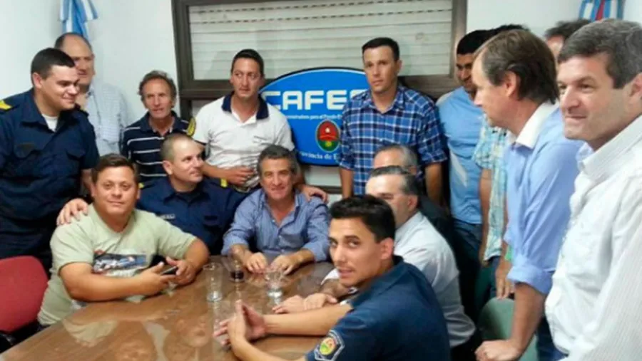Imagen de archivo del acuerdo entre los policías sediciones y el entonces gobernador Sergio Urribarri. Imagen de archivo del acuerdo entre los policías sediciones y el entonces gobernador Sergio Urribarri.
