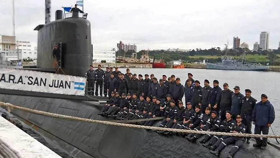 El ARA San Juan se hundió en el Mar Argentino el 15 de noviembre de 2017 con 44 tripulantes a bordo. Y recién fue hallado el 17 de noviembre de 2018, por la compañía Ocean Infinity a unos 500 kilómetros de Comodoro Rivadavia y a una profundidad de 900 metros. El ARA San Juan se hundió en el Mar Argentino el 15 de noviembre de 2017 con 44 tripulantes a bordo. Y recién fue hallado el 17 de noviembre de 2018, por la compañía Ocean Infinity a unos 500 kilómetros de Comodoro Rivadavia y a una profundidad de 900 metros.