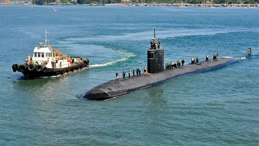 El submarino USS Greeneville (SSN 772) es escoltado en Filipinas. El submarino USS Greeneville (SSN 772) es escoltado en Filipinas.
