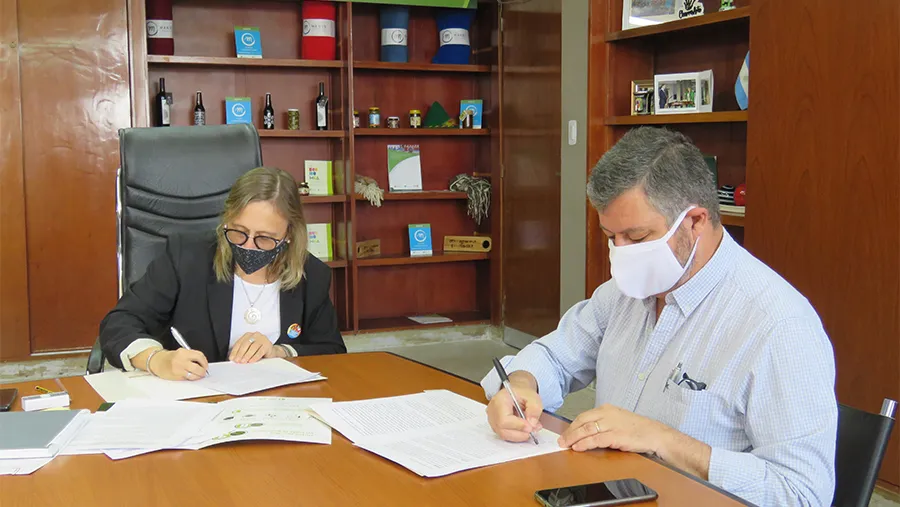 La ministra de Desarrollo Social, Marisa Paira, y el presidente del Sistema de Crédito de Entre Ríos SA (Sidecreer), Mario Kaplan, firmaron un convenio de colaboración mutua. La ministra de Desarrollo Social, Marisa Paira, y el presidente del Sistema de Crédito de Entre Ríos SA (Sidecreer), Mario Kaplan, firmaron un convenio de colaboración mutua.
