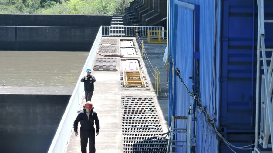 técnicos de Salto Grande en Central Hidroeléctrica Baygorria técnicos de Salto Grande en Central Hidroeléctrica Baygorria