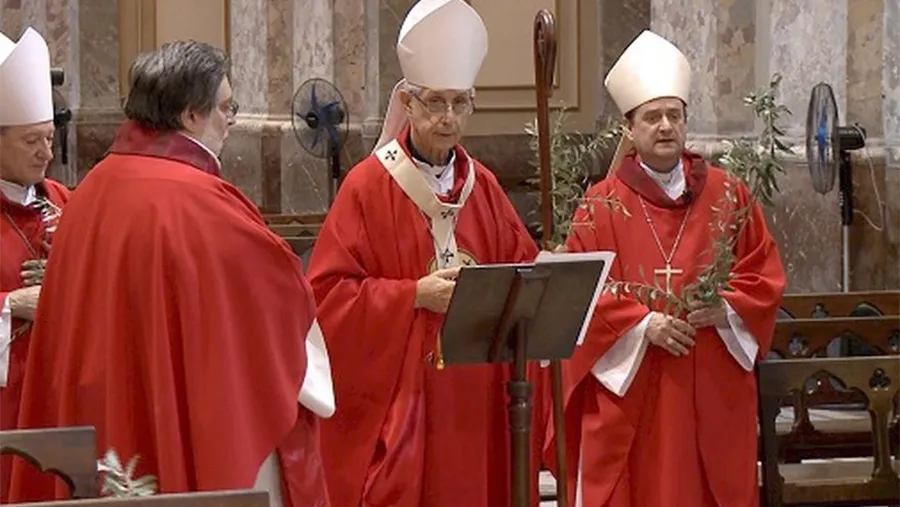 El cardenal Mario Poli, junto a los obispos Joaquín Sucunza y Enrique Eguía Seguí y el padre Alejandro Russo, realizó las celebraciones de Semana Santa en una Catedral vacía por la pandemia del Covid-19. El cardenal Mario Poli, junto a los obispos Joaquín Sucunza y Enrique Eguía Seguí y el padre Alejandro Russo, realizó las celebraciones de Semana Santa en una Catedral vacía por la pandemia del Covid-19.