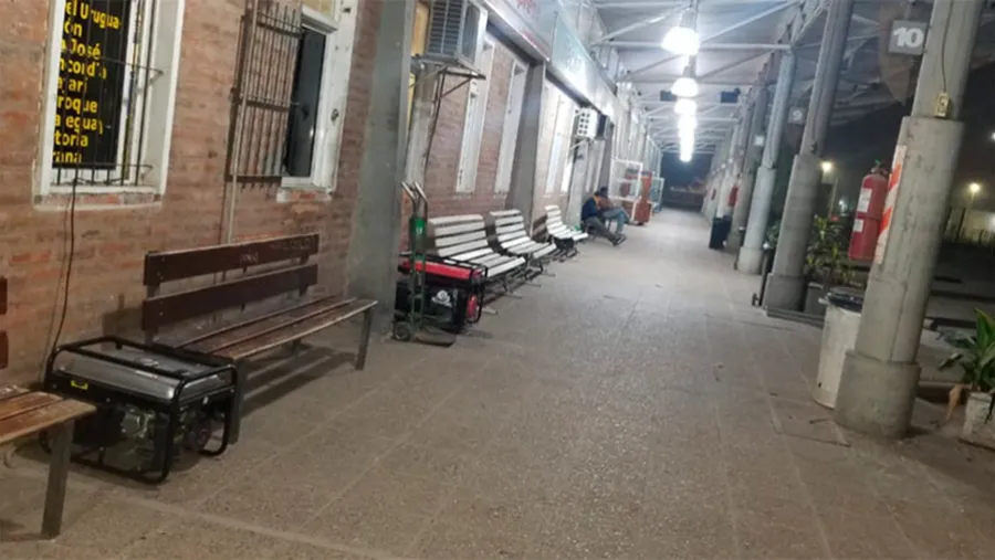 En la Terminal de Ómnibus de Gualeguaychú cortaron la luz por falta de pago y se ven obligados a utilizar generadores. En la Terminal de Ómnibus de Gualeguaychú cortaron la luz por falta de pago y se ven obligados a utilizar generadores.