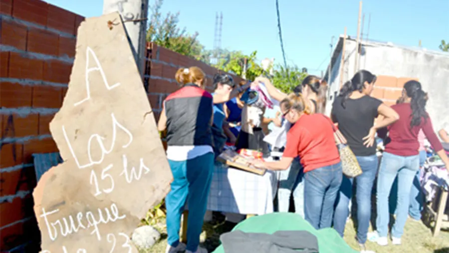 El club del trueque crece en Gualeguaychú a través de las redes sociales y la red feminista. El club del trueque crece en Gualeguaychú a través de las redes sociales y la red feminista.