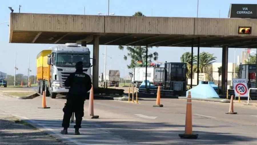 El tránsito sobre el túnel subfluvial se redujo más de un 65 por ciento. Las medidas restrictivas hacen que la circulación de autos entre Paraná y Santa Fe se reduzca. Por día pasan cuatro mil vehículos y la mayoría son camiones.