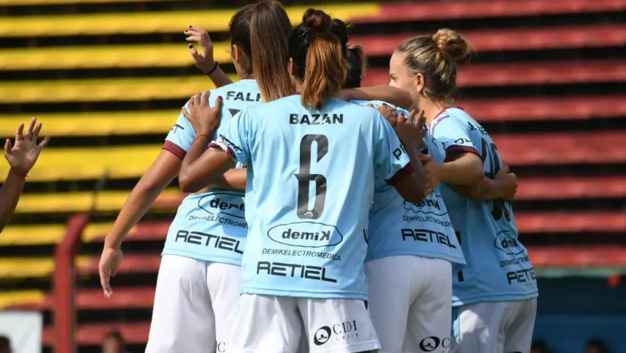 La entrerriana Mariana Gaitán anotó en la goleada de UAI Urquiza, que llegó a la punta La entrerriana Mariana Gaitán anotó en la goleada de UAI Urquiza, que llegó a la punta