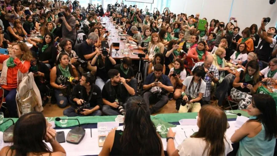 La Convención Nacional de la UCR apoyó el proyecto de aborto legal. La Convención Nacional de la UCR apoyó el proyecto de aborto legal.