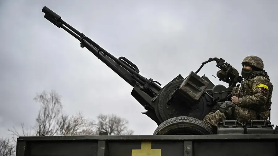 Un soldado ucraniano mantiene su posición sentado en un cañón antiaéreo ZU-23-2 en una línea del frente, al Noreste de Kiev el 3 de marzo de 2022.