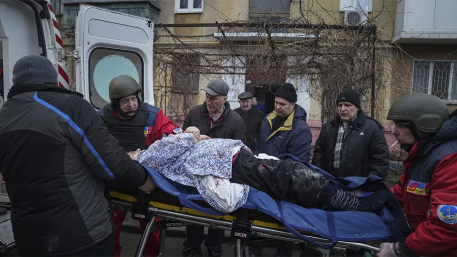 Voluntarios sanitarios trasladan en ambulancia a una persona herida por los bombardeos en Mariupol. Voluntarios sanitarios trasladan en ambulancia a una persona herida por los bombardeos en Mariupol.