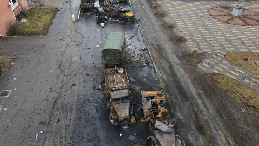 Imagen captada por un dron de vehículos militares rusos calcinados en una calle de Borodyanka, en la región de Kiev, el 3 de marzo. Imagen captada por un dron de vehículos militares rusos calcinados en una calle de Borodyanka, en la región de Kiev, el 3 de marzo.