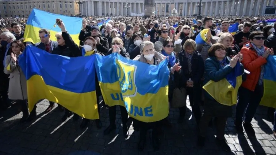 La Plaza de San Pedro en el Vaticano estuvo repleta de fieles y peregrinos que enarbolaron decenas de banderas azul y amarillo. La Plaza de San Pedro en el Vaticano estuvo repleta de fieles y peregrinos que enarbolaron decenas de banderas azul y amarillo.