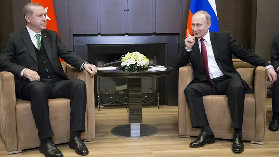 Vladimir Putin en un encuentro en Sochi, Rusia, con su contraparte turco, Tayyip Erdogan. Turquía podría ser el mediador en un acuerdo de paz entre los dos países en guerra. Vladimir Putin en un encuentro en Sochi, Rusia, con su contraparte turco, Tayyip Erdogan. Turquía podría ser el mediador en un acuerdo de paz entre los dos países en guerra.