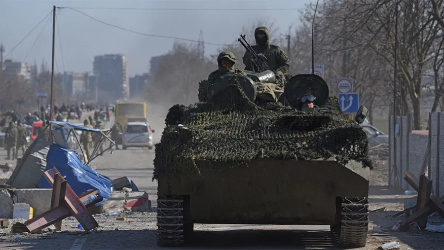 Tropas prorrusas con uniformes sin insignias conducían este sábado un vehículo blindado por Mariupol. Tropas prorrusas con uniformes sin insignias conducían este sábado un vehículo blindado por Mariupol.