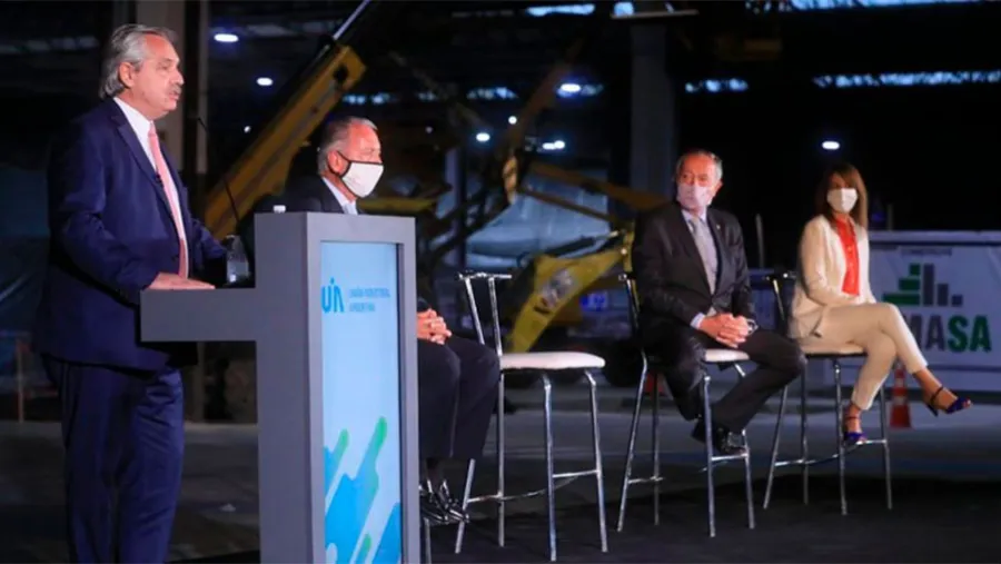 Alberto Fernández, hablando en un evento de la UIA. Ahora la central fabril quiere que escuche.