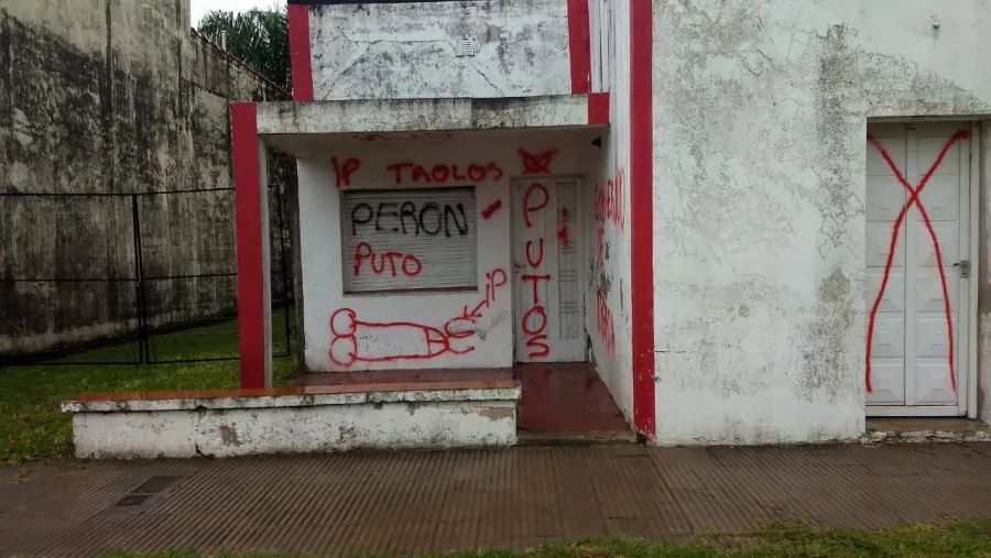 Violentaron con pintadas la sede partidaria de Intransigencia Popular de Urdinarrain Violentaron con pintadas la sede partidaria de Intransigencia Popular de Urdinarrain