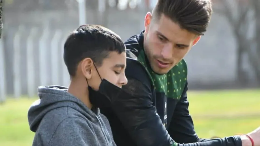 El entrerriano Ezequiel Unsain recibió al niño que lo abrazó tras la derrota ante Boca El entrerriano Ezequiel Unsain recibió al niño que lo abrazó tras la derrota ante Boca