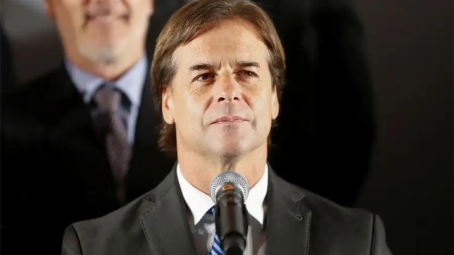 Lacalle Pou le propuso a Estados Unidos “estudiar la posibilidad de avanzar en un tratado de libre comercio, ya sea bilateral o vía Mercosur”. Lacalle Pou le propuso a Estados Unidos “estudiar la posibilidad de avanzar en un tratado de libre comercio, ya sea bilateral o vía Mercosur”.