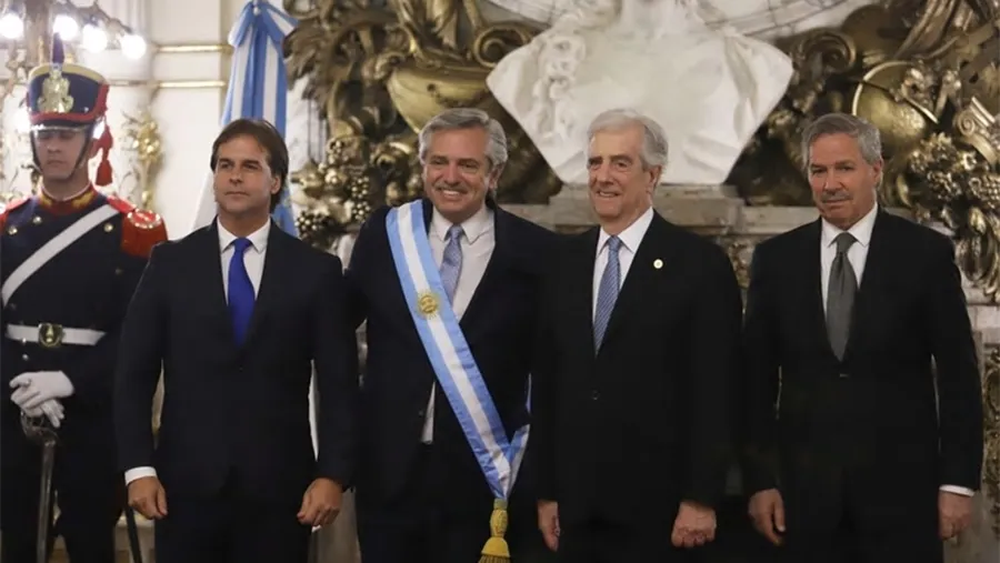 Alberto Fernández recibió en la asunción de su mandato al presidente Tabaré Vázquez que responde al Frente Amplio por los lazos históricos que unen a ambos partidos. Alberto Fernández recibió en la asunción de su mandato al presidente Tabaré Vázquez que responde al Frente Amplio por los lazos históricos que unen a ambos partidos.