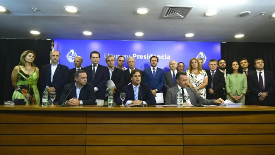 El gabinete en pleno y la presidenta del Congreso de Intendentes rodearon al presidente uruguayo Lacalle Pou cuando anunció las medidas por el coronavirus. El gabinete en pleno y la presidenta del Congreso de Intendentes rodearon al presidente uruguayo Lacalle Pou cuando anunció las medidas por el coronavirus.