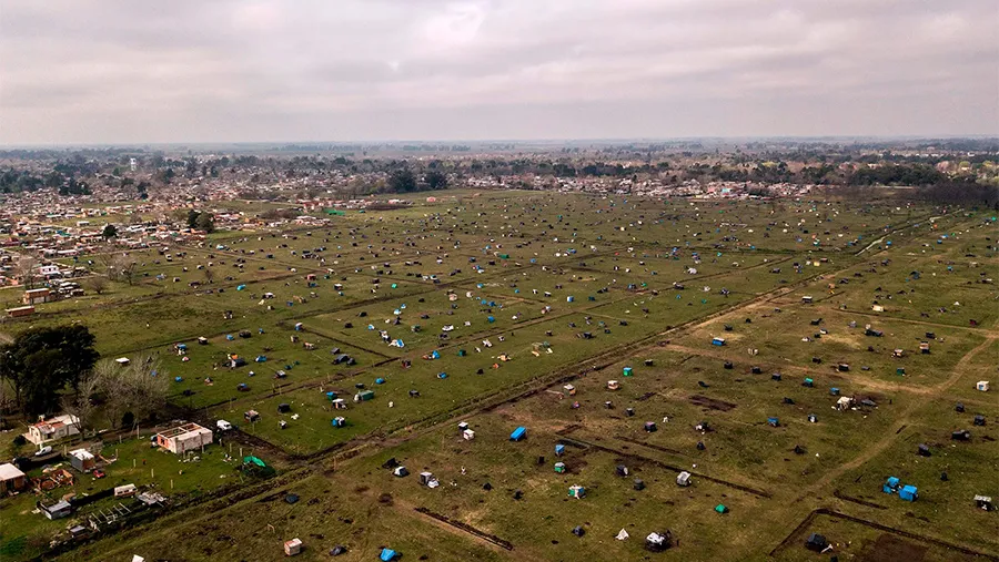 La usurpación de tierras (campos en la zona rural, terrenos y otros predios en las zonas urbanas) fueron repudiadas por la Sociedad Rural de Gualeguaychú. La usurpación de tierras (campos en la zona rural, terrenos y otros predios en las zonas urbanas) fueron repudiadas por la Sociedad Rural de Gualeguaychú.