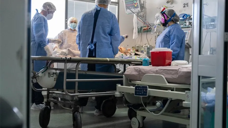 El dramatismo que se vive en algunos hospitales ya genera debates y planteos de principios morales entre los profesionales. El dramatismo que se vive en algunos hospitales ya genera debates y planteos de principios morales entre los profesionales.