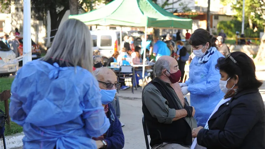 El 82,5 por ciento de las personas mayores de 60 años recibió al menos una dosis de la vacuna contra la Covid-19. El 82,5 por ciento de las personas mayores de 60 años recibió al menos una dosis de la vacuna contra la Covid-19.