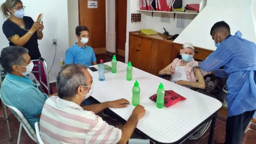 Comenzó la vacunación contra el Covid-19 en residencias geriátricas de la provincia Comenzó la vacunación contra el Covid-19 en residencias geriátricas de la provincia