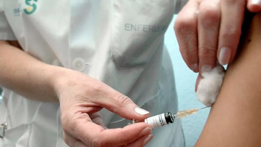 Sumarán una segunda dosis de la vacuna contra la varicela, por la alta contagiosidad de esa enfermedad que requiere aislamiento del paciente entre 7 y 14 días. Sumarán una segunda dosis de la vacuna contra la varicela, por la alta contagiosidad de esa enfermedad que requiere aislamiento del paciente entre 7 y 14 días.
