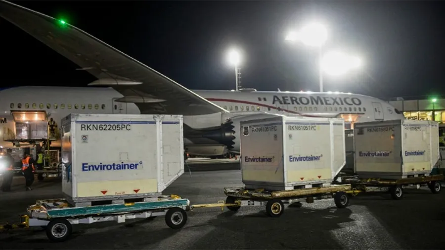 Imagen de archivo. El arribo del vuelo AM1407 transportó 934.200 dosis de AstraZeneca, de producción conjunta con México, y se trata del cuarto cargamento de este tipo de vacunas. Imagen de archivo. El arribo del vuelo AM1407 transportó 934.200 dosis de AstraZeneca, de producción conjunta con México, y se trata del cuarto cargamento de este tipo de vacunas.