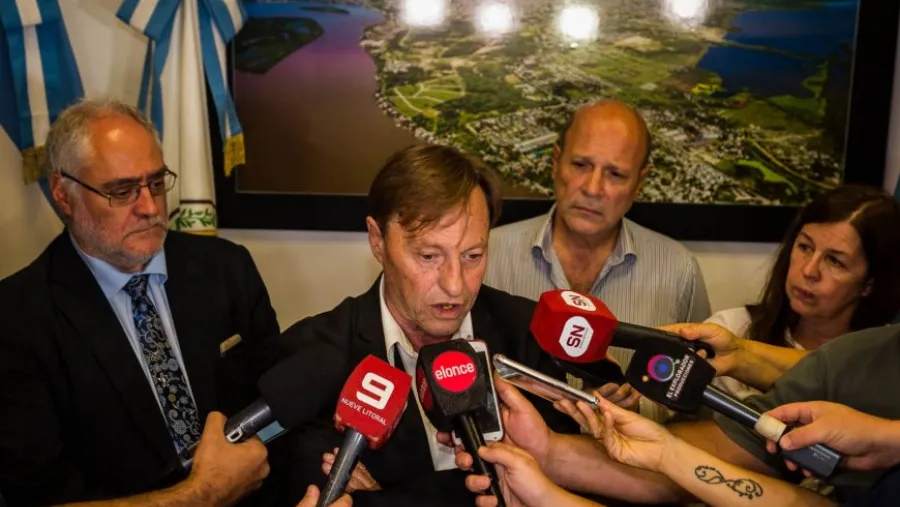 Sergio Varisco dispuso varias medidas demagógicas para el personal municipal, junto con una mala administración de los recursos que obligarán a una declaración de Emergencia Económica. Sergio Varisco dispuso varias medidas demagógicas para el personal municipal, junto con una mala administración de los recursos que obligarán a una declaración de Emergencia Económica.