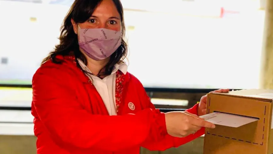 Lucía Varisco votando Lucía Varisco votando