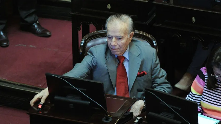 Carlos Menem en su banca en el Senado, donde tenía mandato hasta el 2023. Carlos Menem en su banca en el Senado, donde tenía mandato hasta el 2023.