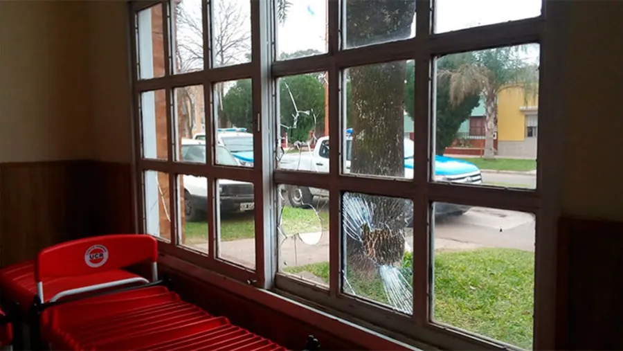 El sábado, desconocidos rompieron vidrios de una ventana de la sede partidaria de la UCR de Federal. El sábado, desconocidos rompieron vidrios de una ventana de la sede partidaria de la UCR de Federal.
