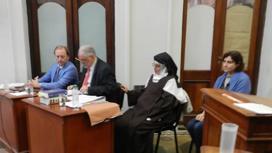 La ex priora del Convento Carmelitas de Nogoyá, Luisa Ester Toledo, fue condenada hoy en primera instancia a la pena de tres años de prisión efectiva por el delito de privación ilegítima de la libertad doblemente calificada por el uso de violencia y amenazas y por su duración superior a un mes (dos hechos en concurso real). La ex priora del Convento Carmelitas de Nogoyá, Luisa Ester Toledo, fue condenada hoy en primera instancia a la pena de tres años de prisión efectiva por el delito de privación ilegítima de la libertad doblemente calificada por el uso de violencia y amenazas y por su duración superior a un mes (dos hechos en concurso real).