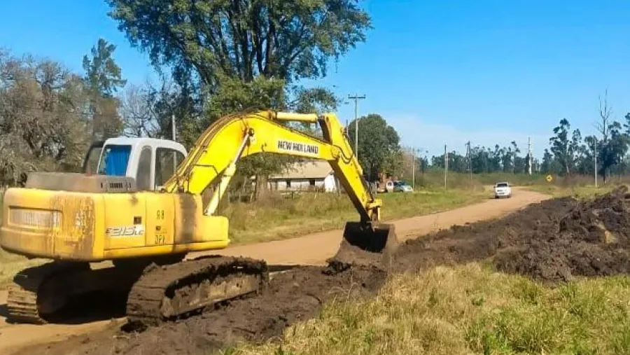 Vialidad trabaja en la red caminera del departamento Federación Vialidad trabaja en la red caminera del departamento Federación