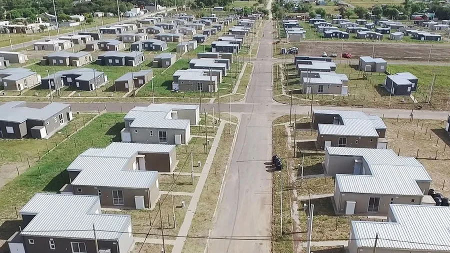 Hace más de un año que los vecinos del Barrio “Mutual Modelo 300 Viviendas” reclaman por los innumerables inconvenientes en sus casas. La problemática está judicializada. Hace más de un año que los vecinos del Barrio “Mutual Modelo 300 Viviendas” reclaman por los innumerables inconvenientes en sus casas. La problemática está judicializada.