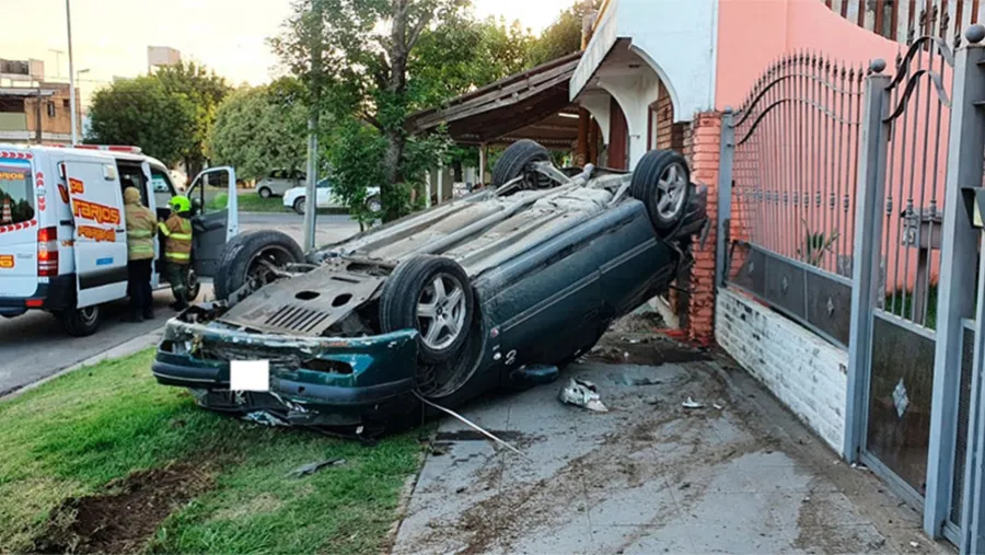 Dos heridos tras un choque y vuelco en Paraná. Dos heridos tras un choque y vuelco en Paraná.