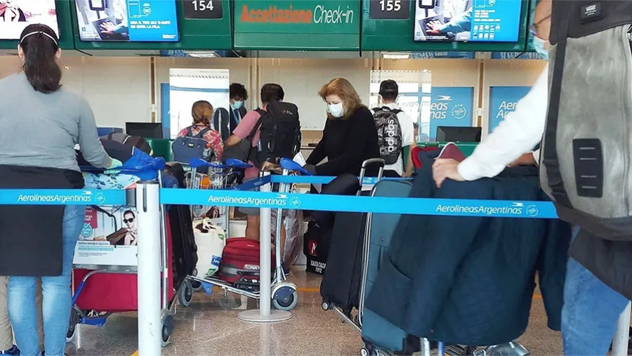 Más de 240 argentinos retornaron hoy al país procedente de Italia, en uno de los vuelos especiales de Aerolíneas Argentinas, en este caso el primero que opera desde el aeropuerto de Fiumicino desde que se declaró la pandemia de la Covid-19. Más de 240 argentinos retornaron hoy al país procedente de Italia, en uno de los vuelos especiales de Aerolíneas Argentinas, en este caso el primero que opera desde el aeropuerto de Fiumicino desde que se declaró la pandemia de la Covid-19.