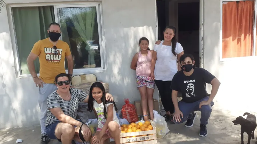 Egresados solidarios Un grupo de egresados convirtió su cena aniversario en ayuda solidaria