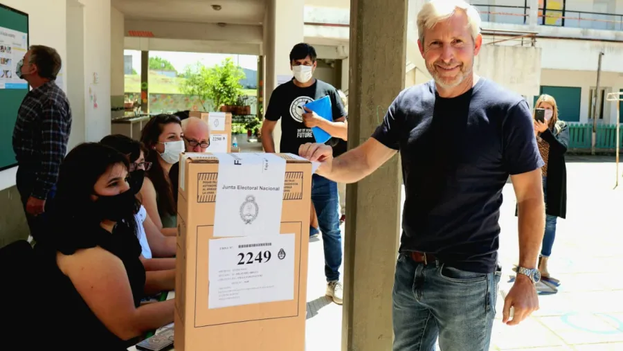 Rogelio Frigerio votando Rogelio Frigerio votando