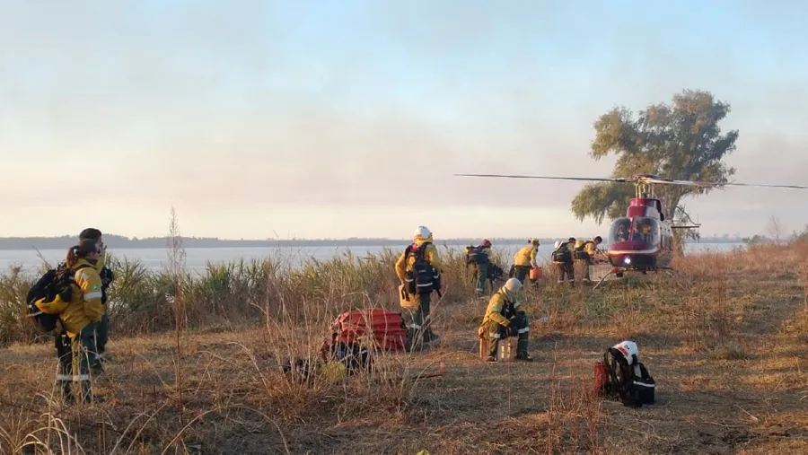 Brigadistas combaten incendios en el Delta entrerriano Brigadistas combaten incendios en el Delta entrerriano